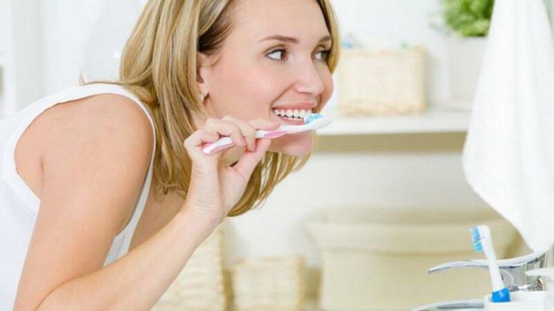 Eau chaude ou eau froide pour se laver les dents ? Ca a son importance !