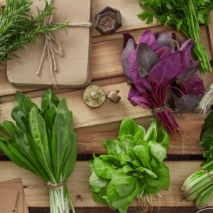 Astuce : dites stop aux salades et aux herbes défraîchies ! Voici comment conserver leur fraîcheur !