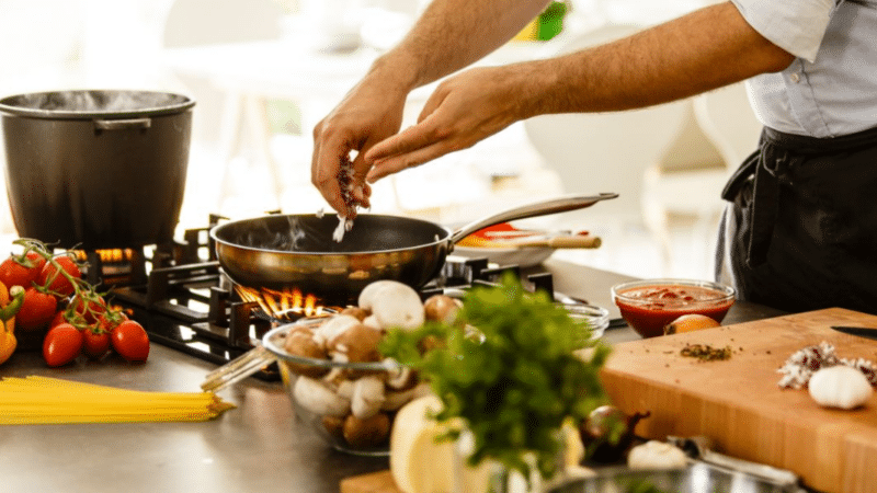 5 astuces pour passer moins de temps en cuisine (mais toujours bien manger !)