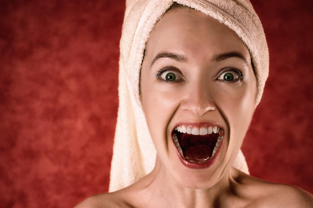 Vous en avez assez d’avoirles dents jaunes ? Retrouvez nos astuces pour les blanchir naturellement !