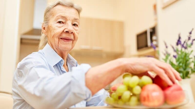 Bien manger à la retraite : nos conseils pour choisir des aliments sains