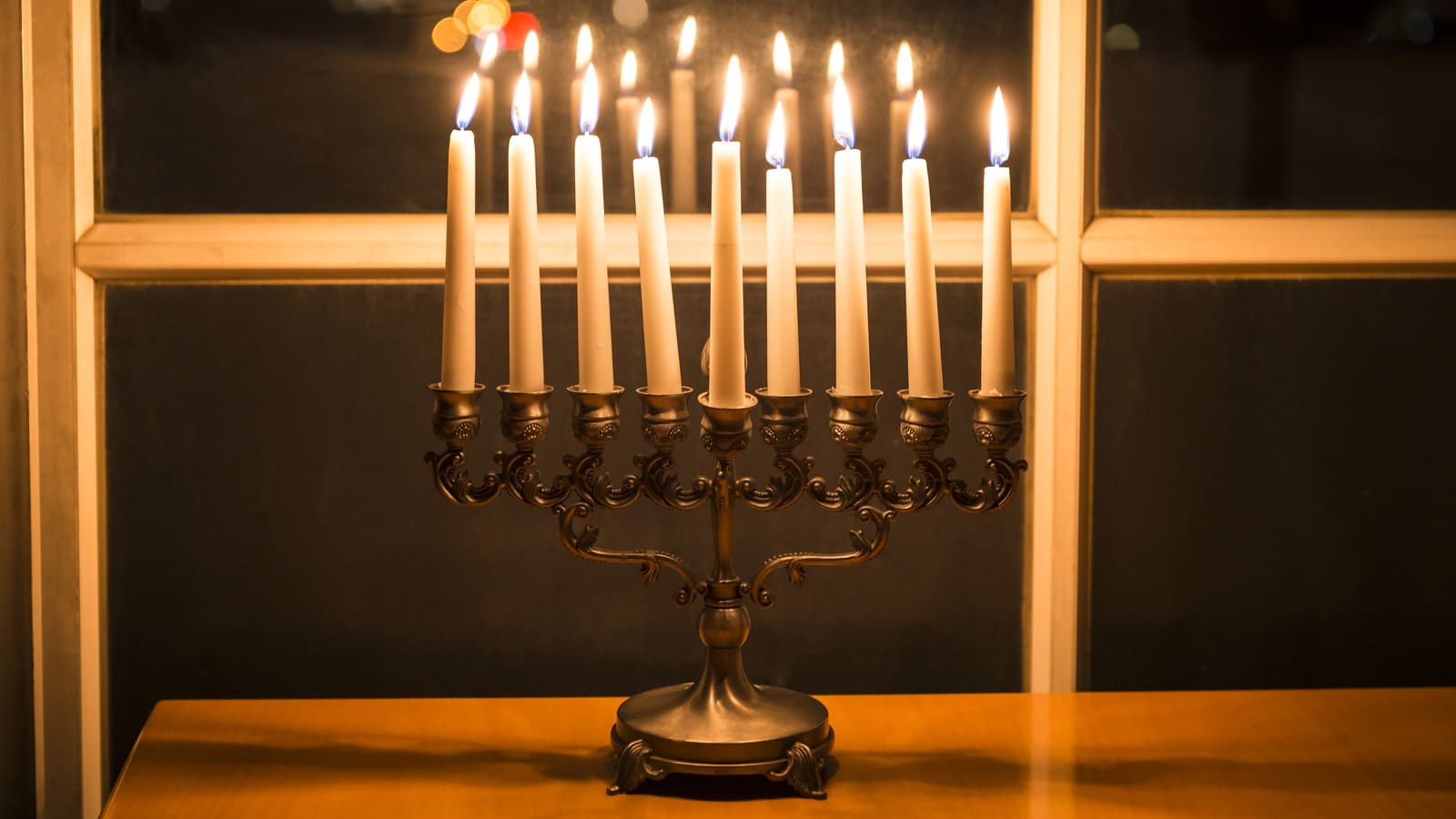 Les deux ingrédients faciles dont vous avez besoin pour nettoyer votre menorah en laiton