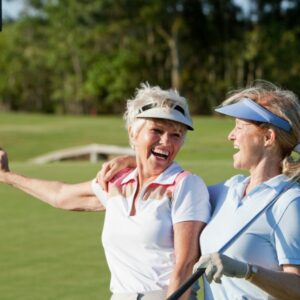 Rajeunir grâce au golf : comment ce sport enchante et dynamise les seniors !