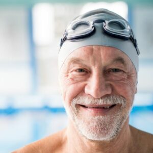 Pourquoi la natation est particulièrement recommandée pour rester en forme à 60 ans ? N’hésitez plus et plongez !