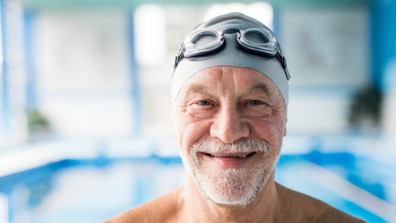 Pourquoi la natation est particulièrement recommandée pour rester en forme à 60 ans ? N’hésitez plus et plongez !