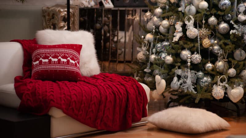 Donnez à votre salon une mise à jour de Noël chaleureuse avec le conseil simple de Jenn Todryk