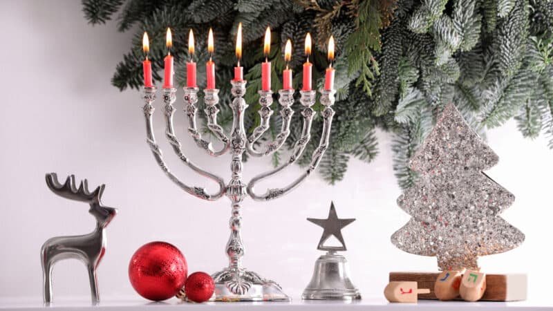 Empêchez votre menorah en argent de ternir avec ce hack de stockage génial