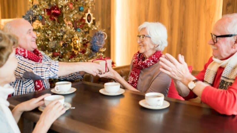 Vous ne devinerez jamais comment ces seniors ont réinventé la magie de Noël !