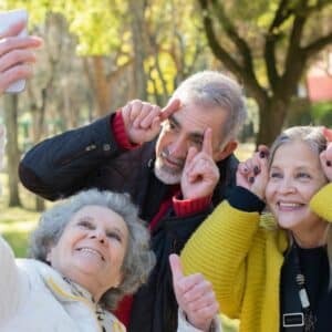 Découvrez comment les seniors révolutionnent les réseaux sociaux !