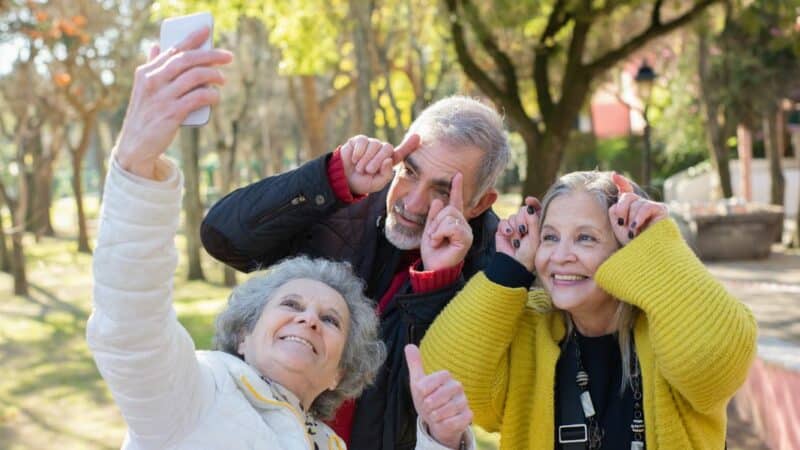 Découvrez comment les seniors révolutionnent les réseaux sociaux !