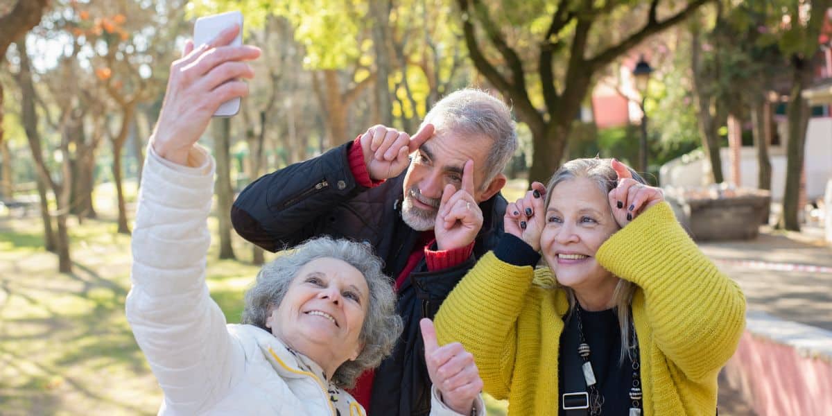 Découvrez comment les seniors révolutionnent les réseaux sociaux !