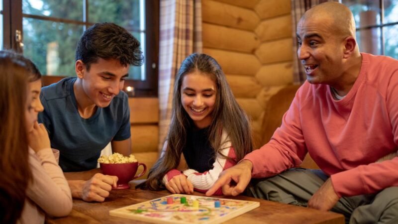 Quels jeux de société pour jouer de 7 à 77 ans en famille ?