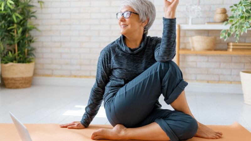Lucie : J’ai commencé le yoga à 57 ans et cela a transformé ma vie !