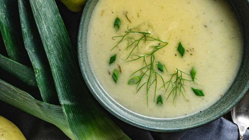 Une soupe de poireaux et pommes de terre rapide, économique et délicieuse