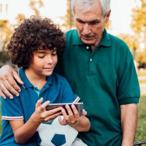 Marcel, 64 ans : J’ai appris à utiliser les réseaux sociaux à 64 ans et cela m’a permis de rester connecté avec mes petits-enfants.