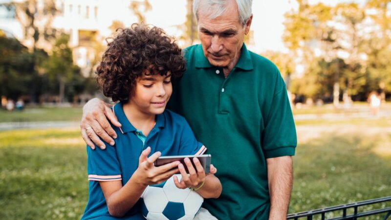 Marcel, 64 ans : J’ai appris à utiliser les réseaux sociaux à 64 ans et cela m’a permis de rester connecté avec mes petits-enfants.