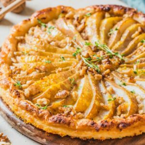 Facile et délicieuse : votre nouvelle recette de tarte aux poires et aux noix