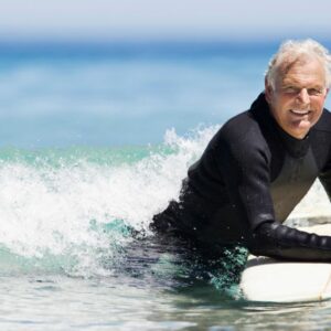 Antoine, 70 ans, défie les lois de l’âge : Il nous raconte comment il a appris à surfer malgré les années !