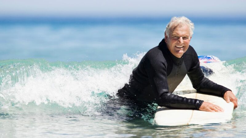 Antoine, 70 ans, défie les lois de l’âge : Il nous raconte comment il a appris à surfer malgré les années !