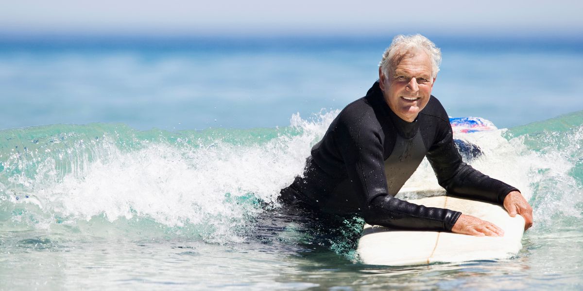Antoine, 70 ans, défie les lois de l’âge : Il nous raconte comment il a appris à surfer malgré les années !