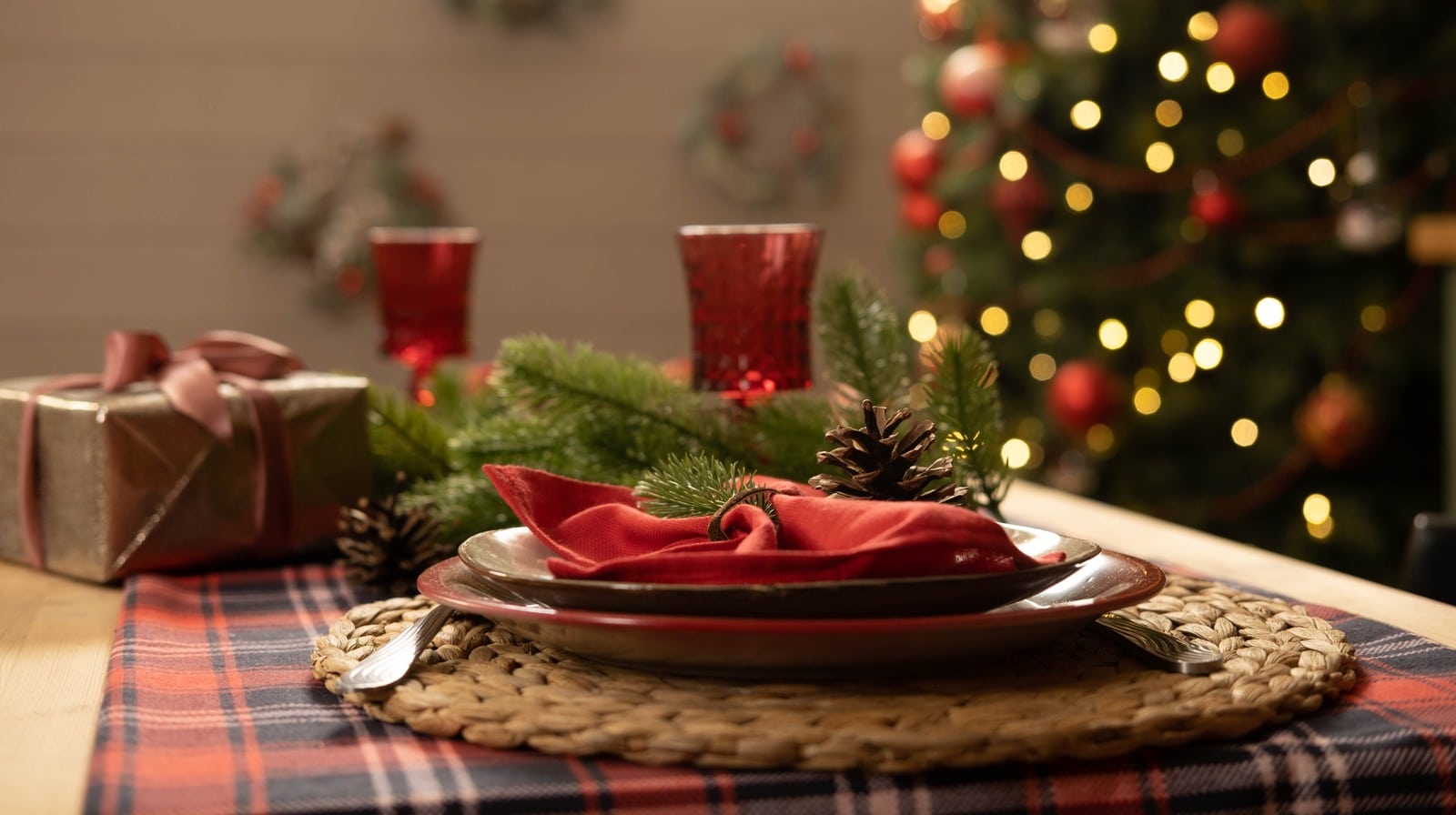 Transformez vos serviettes de table de vacances en arbres de Noël festifs avec cette brillante astuce de pliage