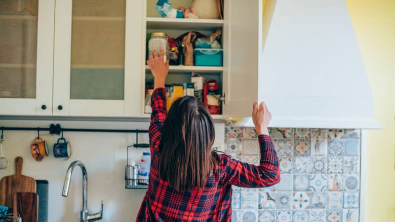 Utilisez cette idée de mariage avec un bien immobilier pour un rangement caché supplémentaire dans votre cuisine