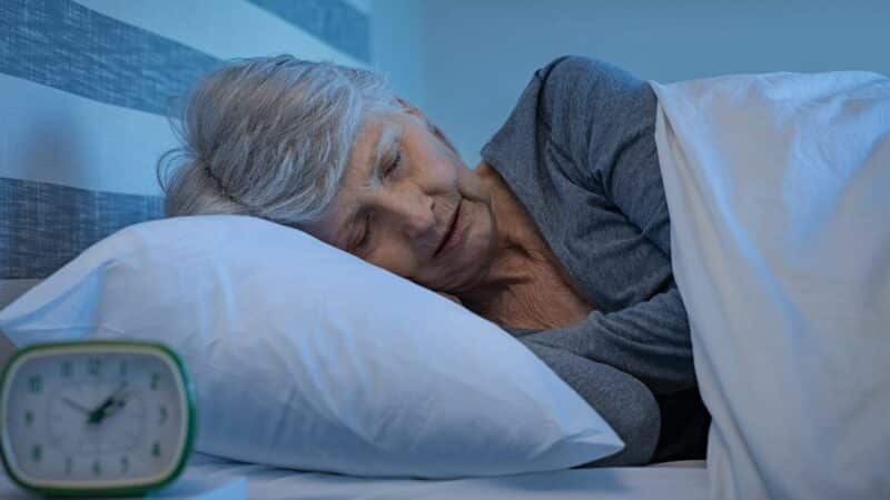 Le sommeil des personnes âgées : un indicateur important de mortalité