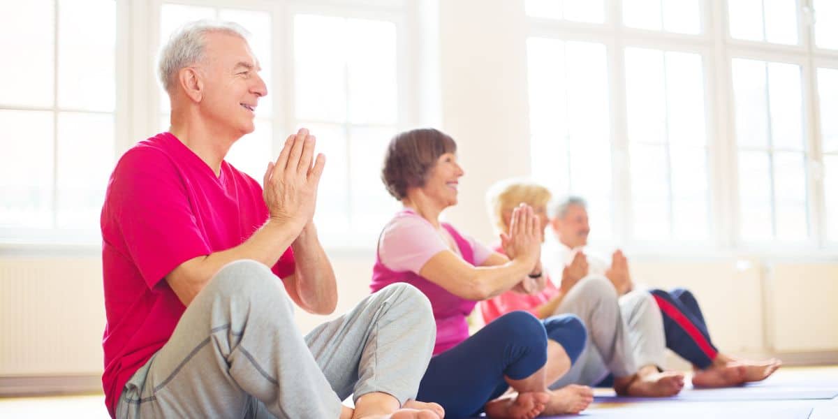 Les meilleurs exercices de yoga pour les seniors : restez en forme et souple à tout âge