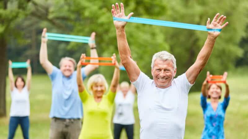 Loisirs et activités : comment les seniors peuvent rester actifs et engagés