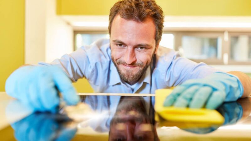 Dois-je nettoyer la plaque de cuisson? Une astuce ingénieuse pour la rendre brillante sans effort