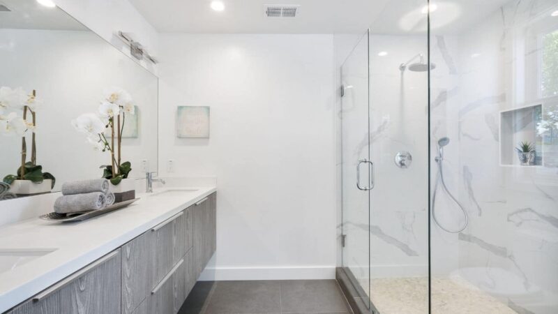 Renouvelez votre salle de bain avec ces 8 astuces irrésistibles!