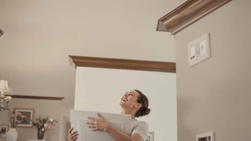Comment poser des corniches : 5 étapes simples pour enrichir votre décor et camoufler les imperfections de vos murs