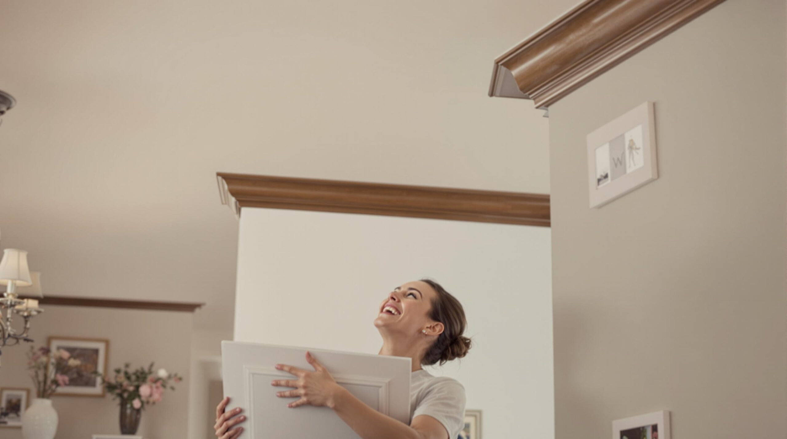 Comment poser des corniches : 5 étapes simples pour enrichir votre décor et camoufler les imperfections de vos murs